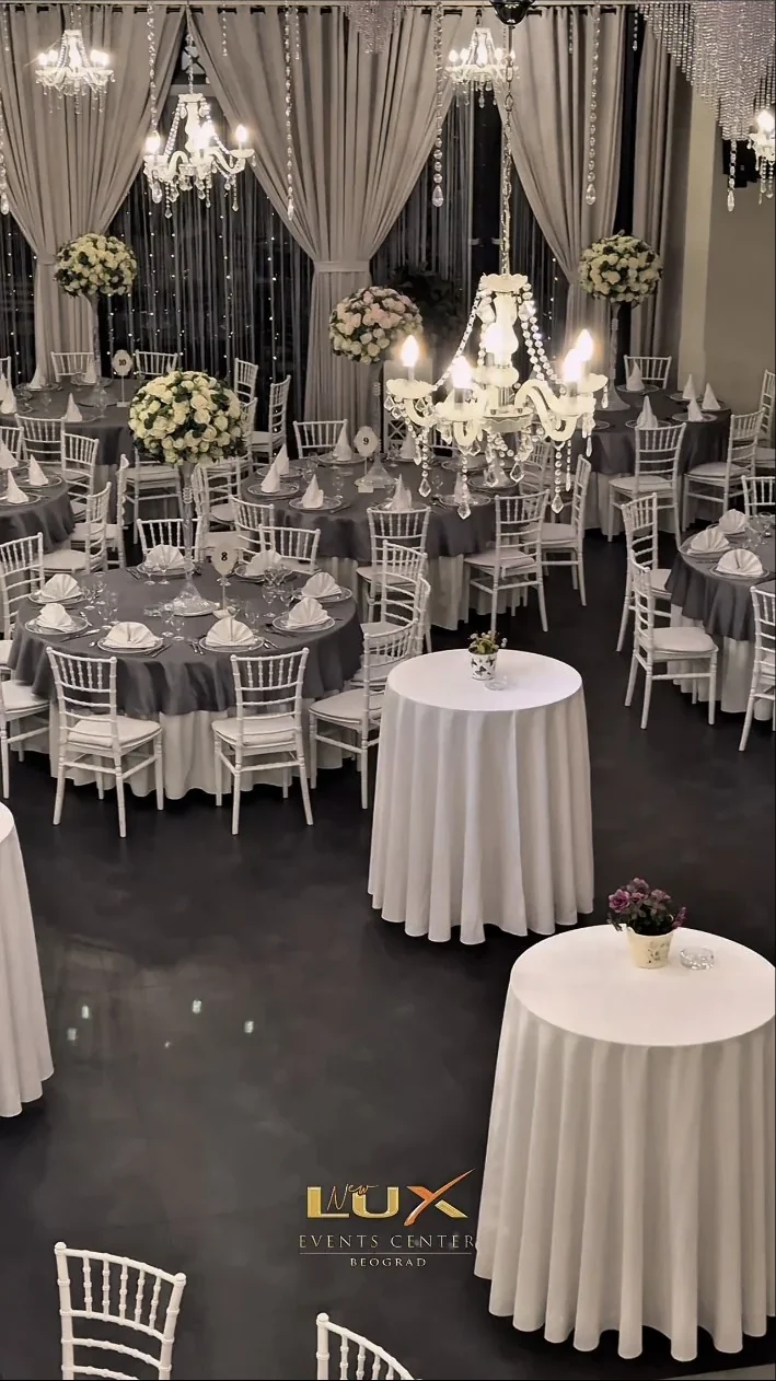 Elegantno postavljeni stolovi i lusteri u sali New Lux Events Centra