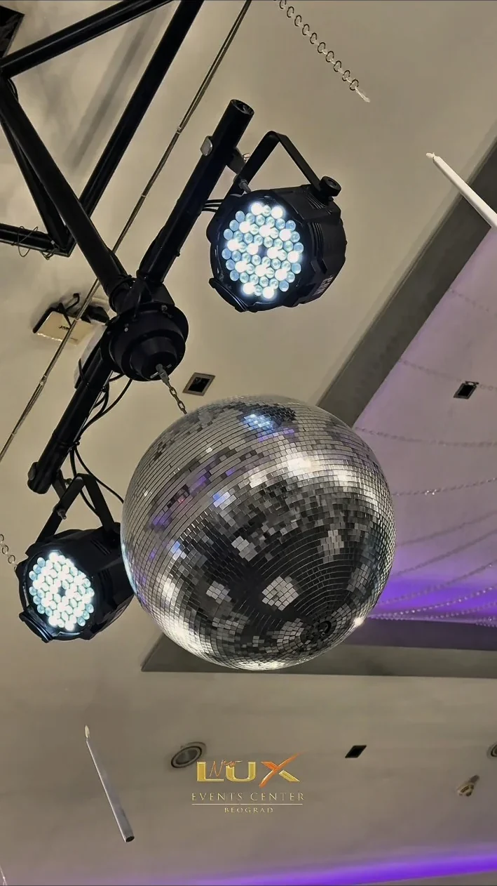 Disko kugla i scenska rasveta iznad podijuma u New Lux sali