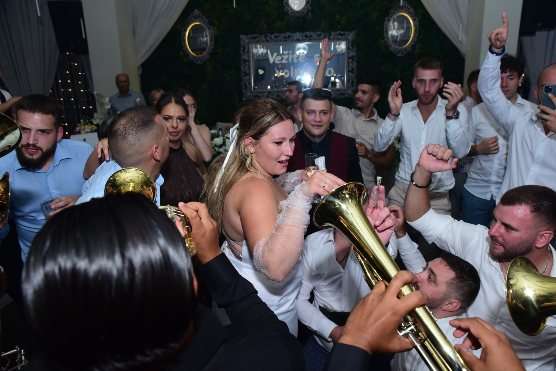 Mlada sa trubačima u sredini slavlja u New Lux Events Center-u