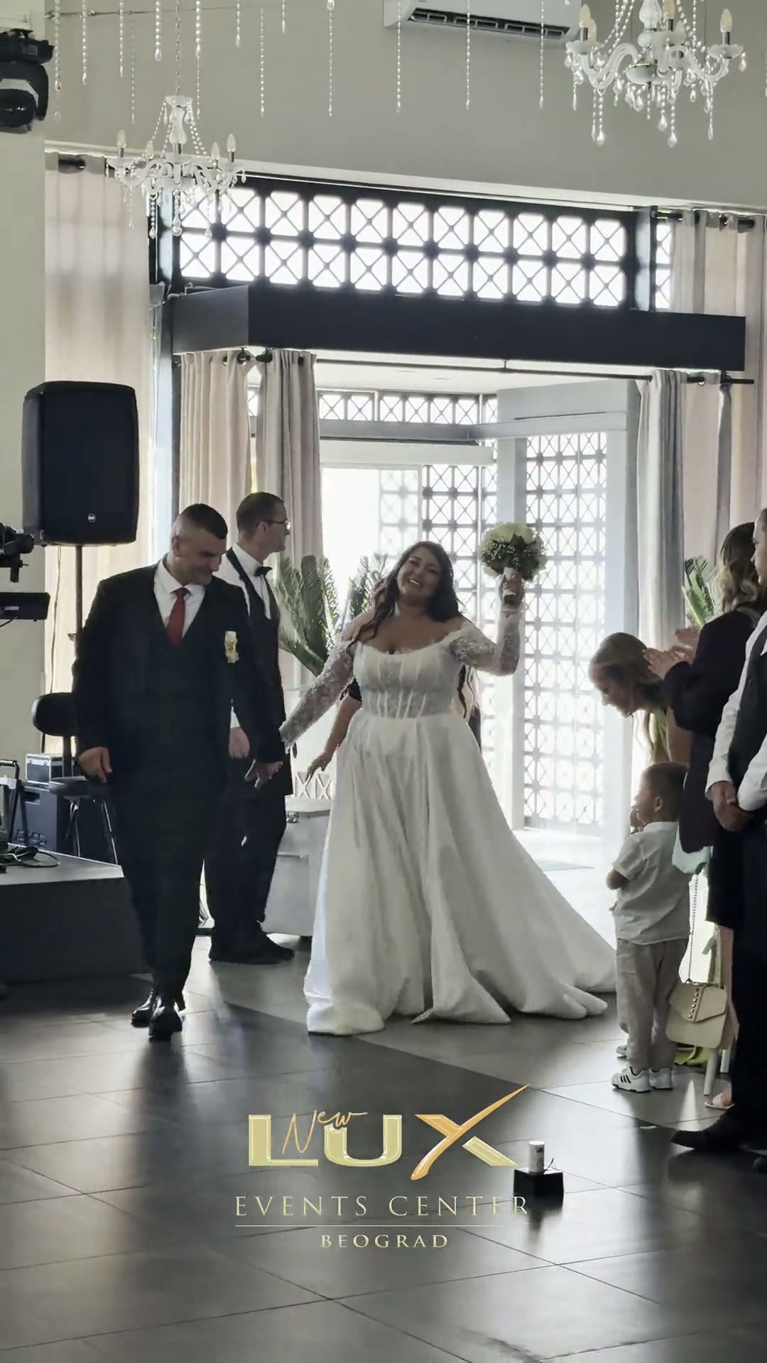 Ulazak mladenaca u salu New Lux Events Center-a, gosti ih pozdravljaju