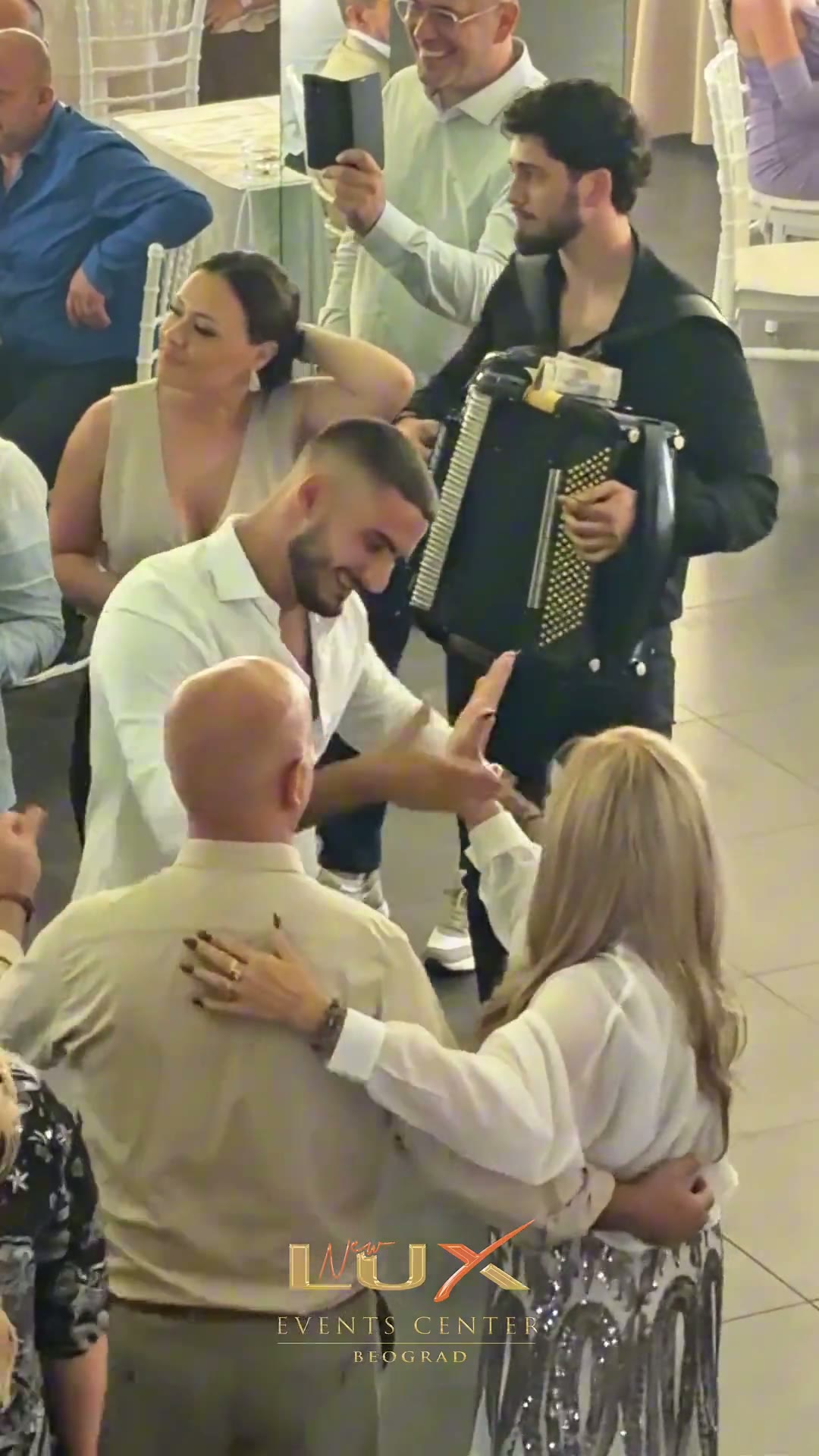 Gosti plešu uz harmoniku i uživo muziku na svadbi u New Lux Events Center-u